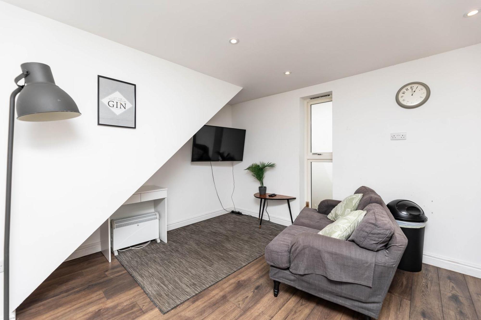 2 Bedroom Centre House With Ensuite Next To Music Arena *